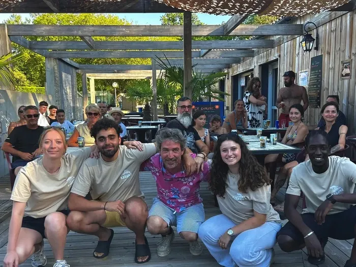 Les animateurs avec les résidents du camping souriant