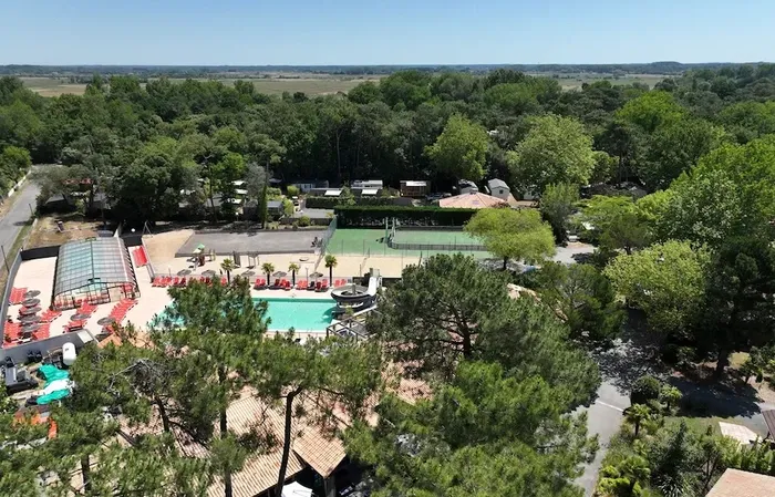 Vue aérienne du camping et de la piscie de Kabana Village